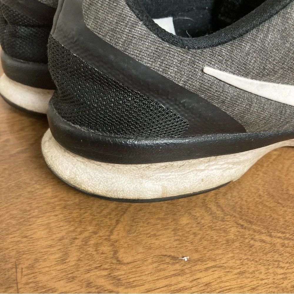 NIKE Lightweight Gray & Black Gym Shoes 8